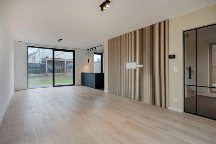 Recente halfopen bebouwing met 3 slaapkamers en carport
