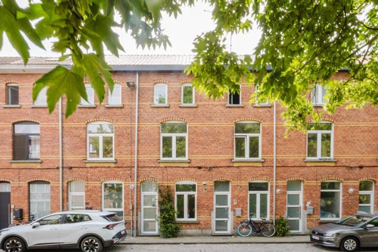 Gerenoveerde woning met 4 slpk te koop in Gent