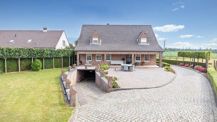 Rural villa located on beautiful grounds in Oplinter