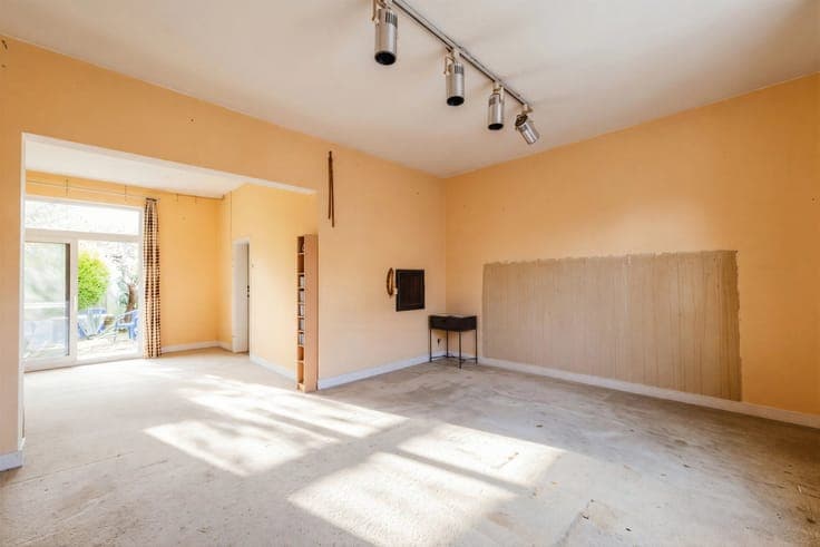 House to renovate, terrace, garage