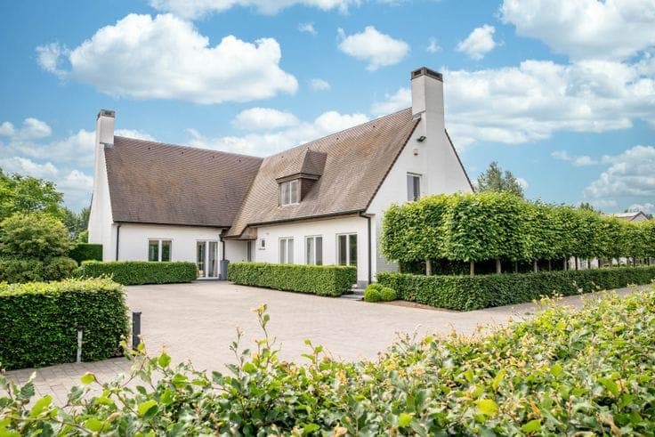 Exclusive estate with equestrian facilities in Ardooie