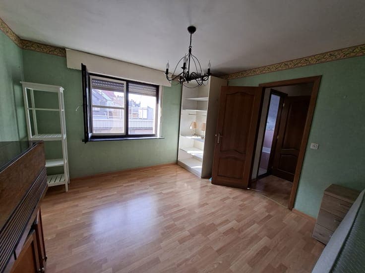 Well-located terraced house with south-facing garden