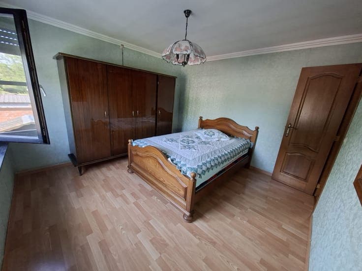 Well-located terraced house with south-facing garden