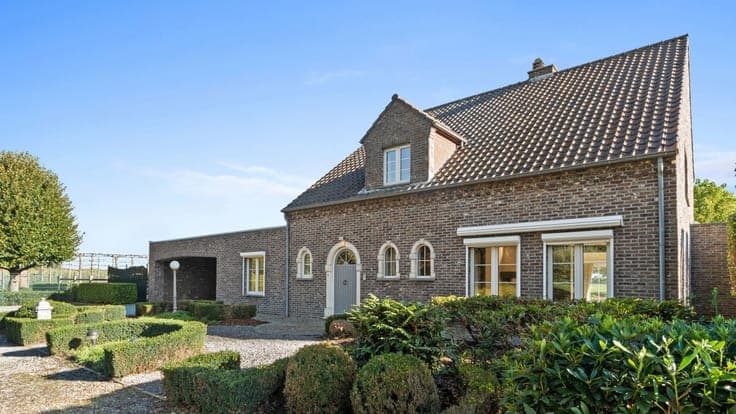 BREE - Charmante villa met grote aanbouw en stalgebouw op 2h
