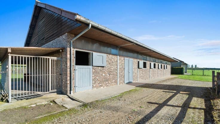 BREE - Charmante villa met grote aanbouw en stalgebouw op 2h