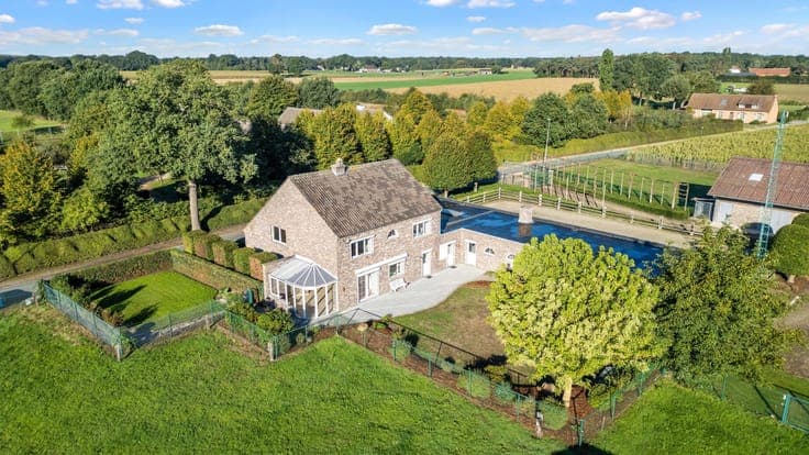BREE - Charmante villa met grote aanbouw en stalgebouw op 2h