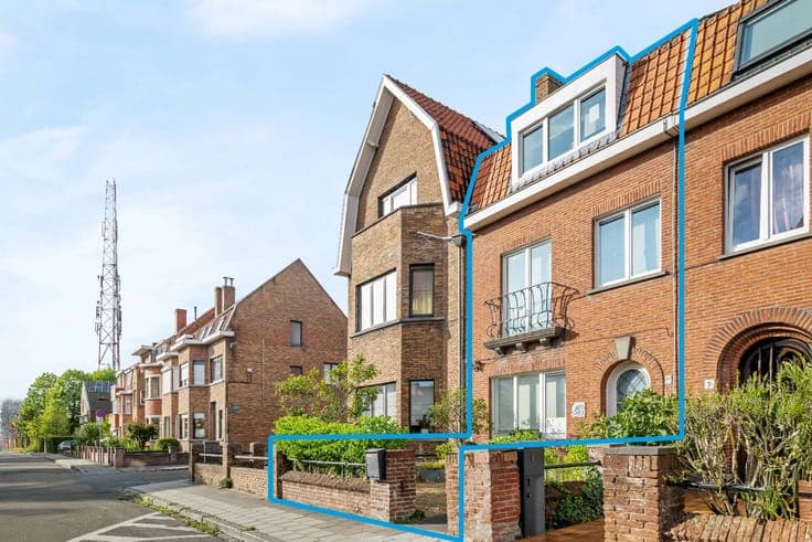 This CHARACTERFUL FACADE hides a RENOVATED semi-detached bu