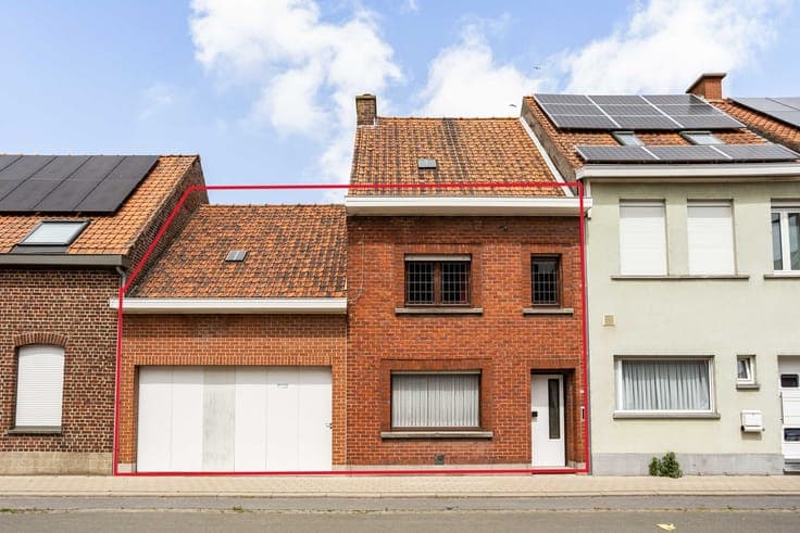 Family home with garage and large garden in Gullegem