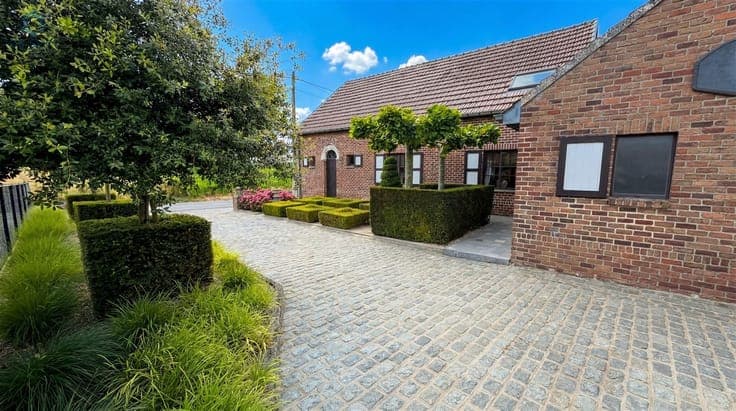 Ready-to-move-in house with 3 bedrooms, beautiful garden, 2