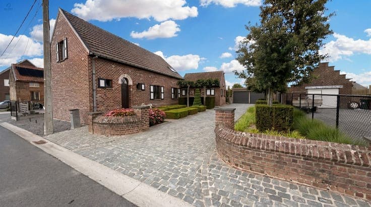 Ready-to-move-in house with 3 bedrooms, beautiful garden, 2