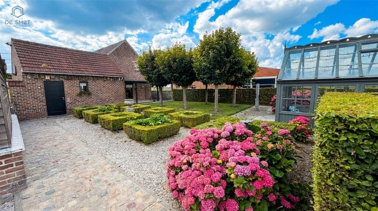Ready-to-move-in house with 3 bedrooms, beautiful garden, 2