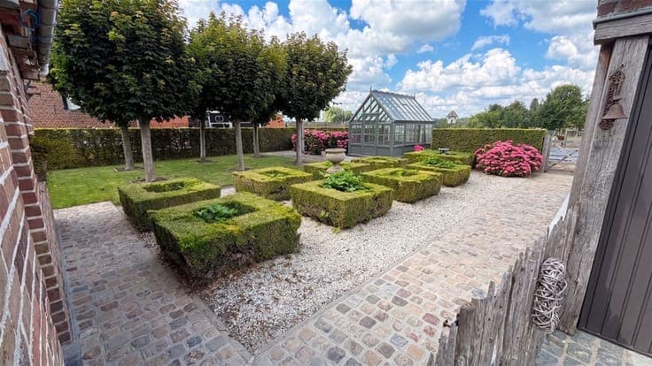 Ready-to-move-in house with 3 bedrooms, beautiful garden, 2