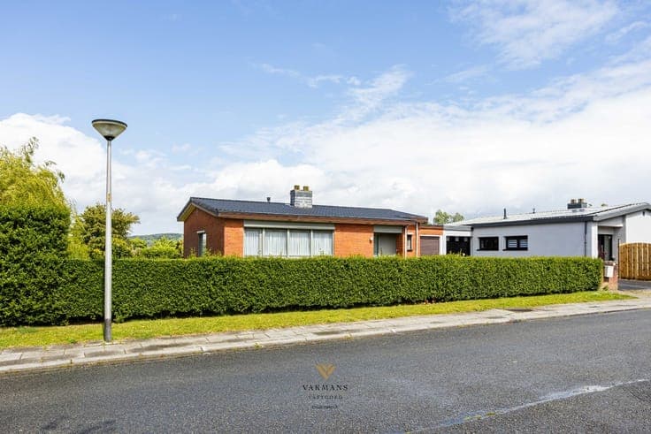 Gelijkvloerse woning met 3 slaapkamers, oprit en garage