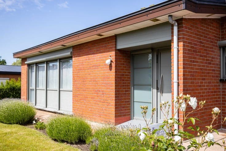 Gelijkvloerse woning met 3 slaapkamers, oprit en garage
