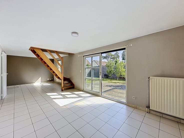 Instapklare vakantiewoning met zonnige tuin en parking.
