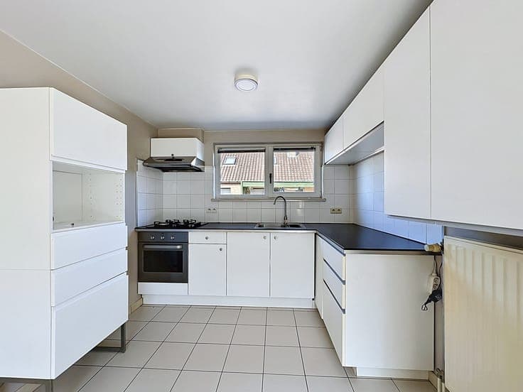 Instapklare vakantiewoning met zonnige tuin en parking.