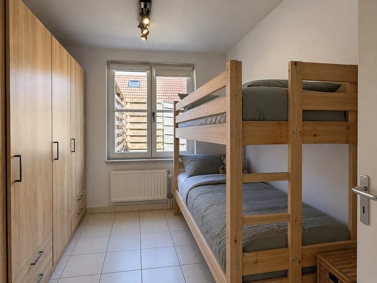 Instapklare vakantiewoning met zonnige tuin en parking.