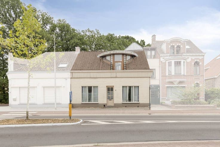 House for sale with spacious multipurpose space in Essen-Hei