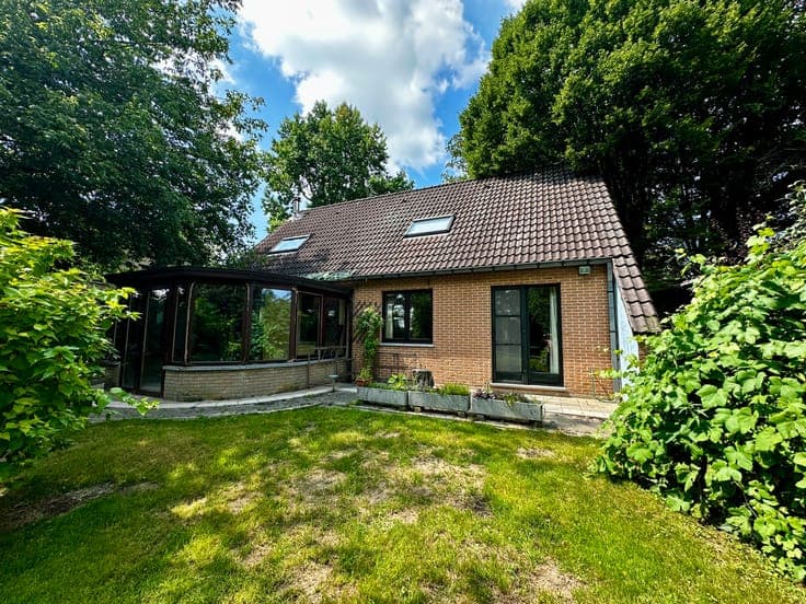 Nice 4-sided villa from 1989