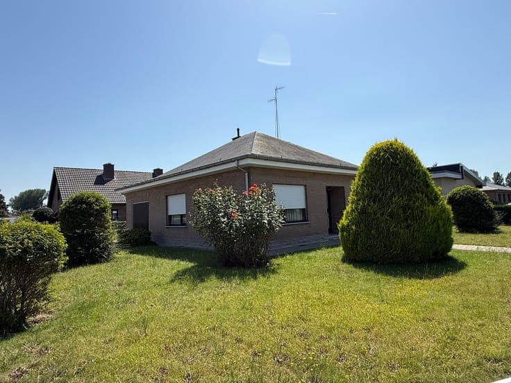 TE RENOVEREN BUNGALOW MET 2 SLPKS EN GARAGE