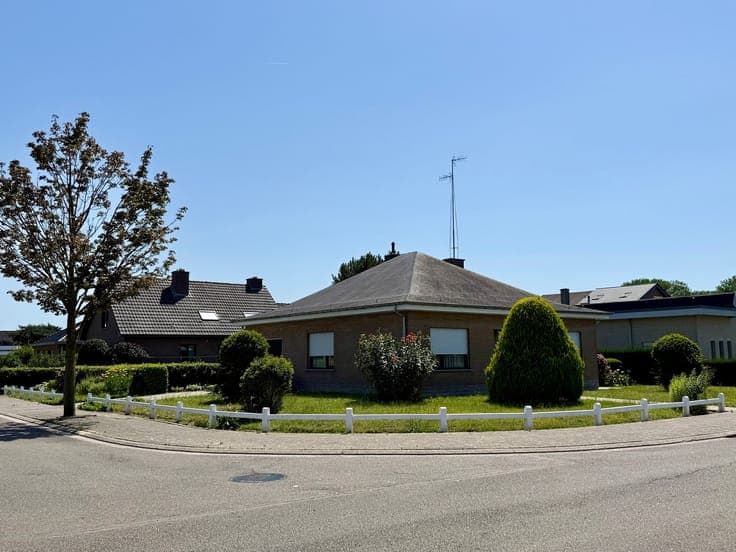 TE RENOVEREN BUNGALOW MET 2 SLPKS EN GARAGE