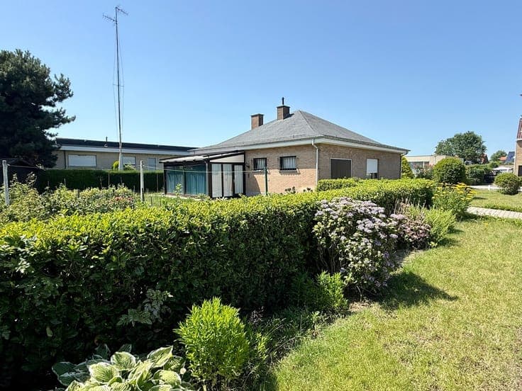 TE RENOVEREN BUNGALOW MET 2 SLPKS EN GARAGE