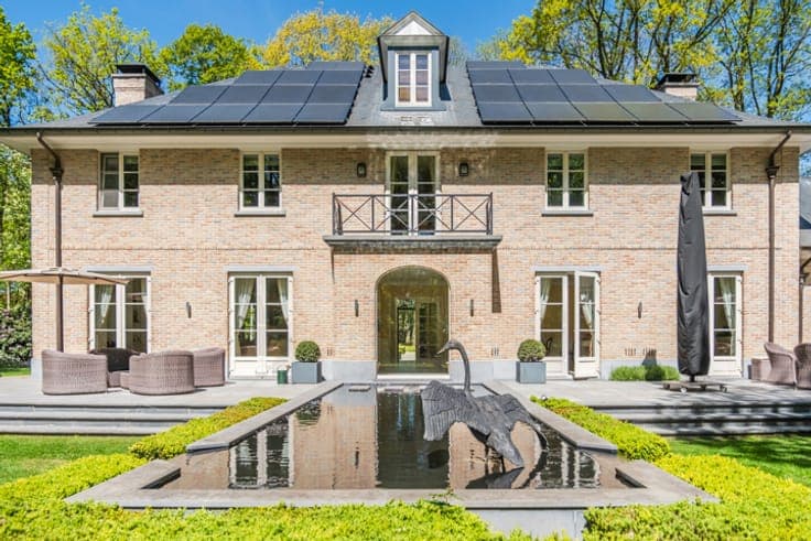 Prestigious residence on a south facing estate