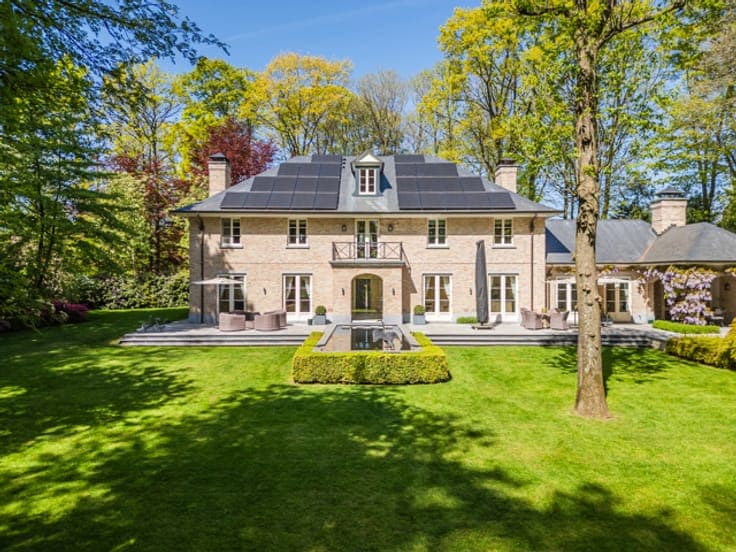 Prestigious residence on a south facing estate