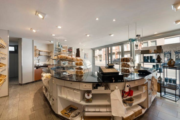 Well-located commercial property with 5 BDS & garden