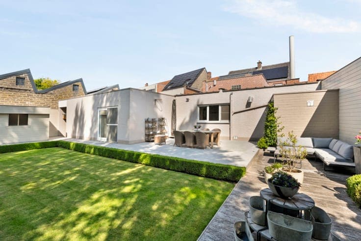 Well-located commercial property with 5 BDS & garden