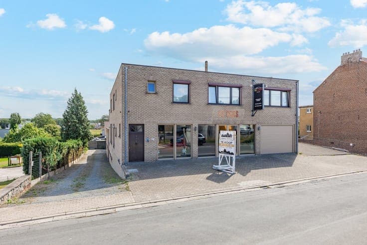 Versatile commercial property with showroom, workshop and sp
