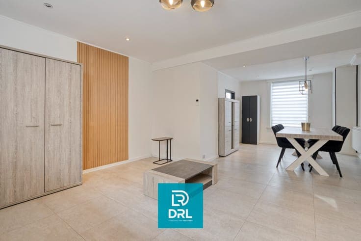 Instapklare rijwoning met slaapkamers, ingerichte zolder ...