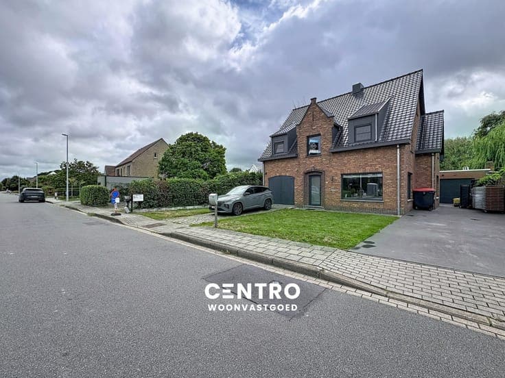 GERENOVEERDE VILLA met 5 slpks, opslagruimte en ZUIDgeri...