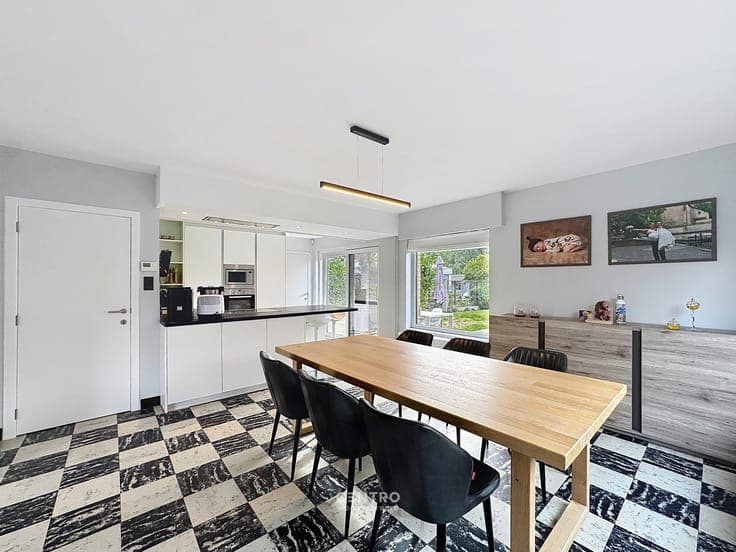 GERENOVEERDE VILLA met 5 slpks, opslagruimte en ZUIDgeri...