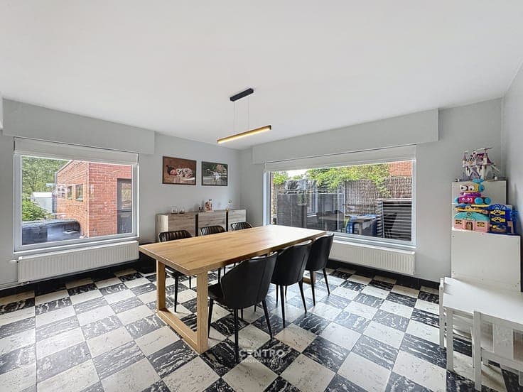 GERENOVEERDE VILLA met 5 slpks, opslagruimte en ZUIDgeri...