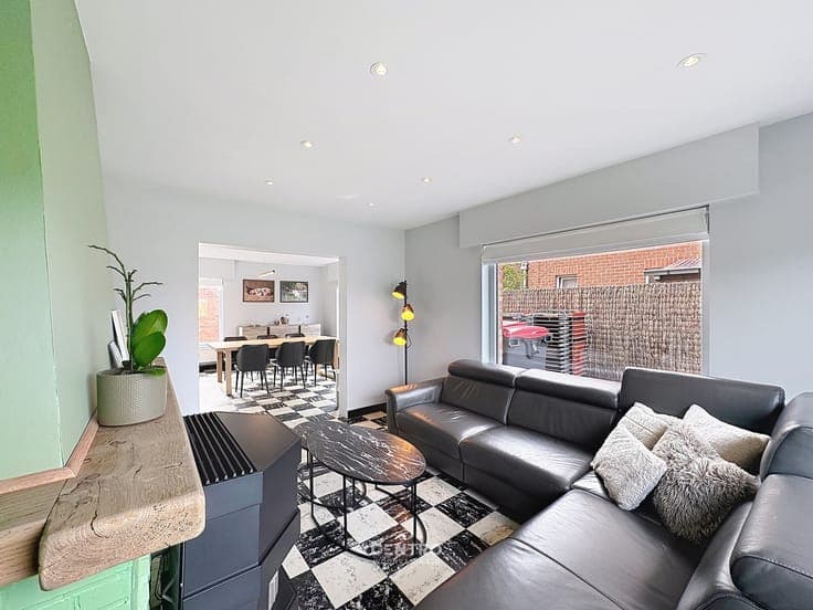 GERENOVEERDE VILLA met 5 slpks, opslagruimte en ZUIDgeri...