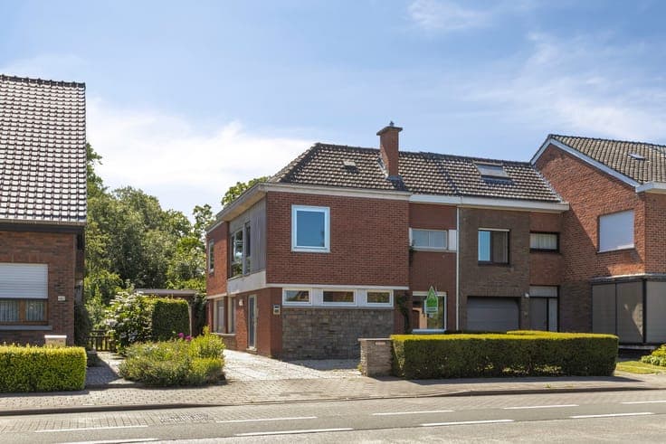 Ruime halfopen woning met 4 slaapkamers, garage en zuidwe...
