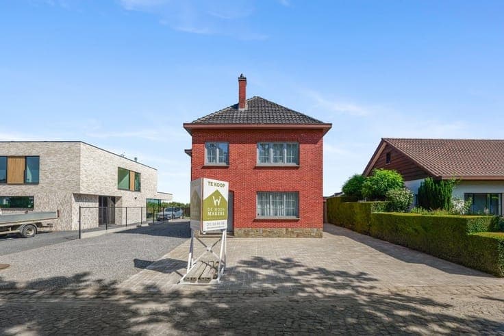 CHARMANTE OPEN BEBOUWING MET GARAGE OP EEN KNAP PERCEEL I...