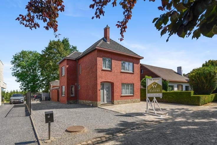 CHARMANTE OPEN BEBOUWING MET GARAGE OP EEN KNAP PERCEEL I...