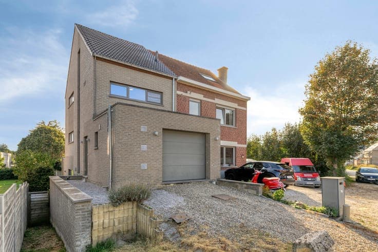 Energy-efficient home with 4 bedr, garage, and a fenced yard