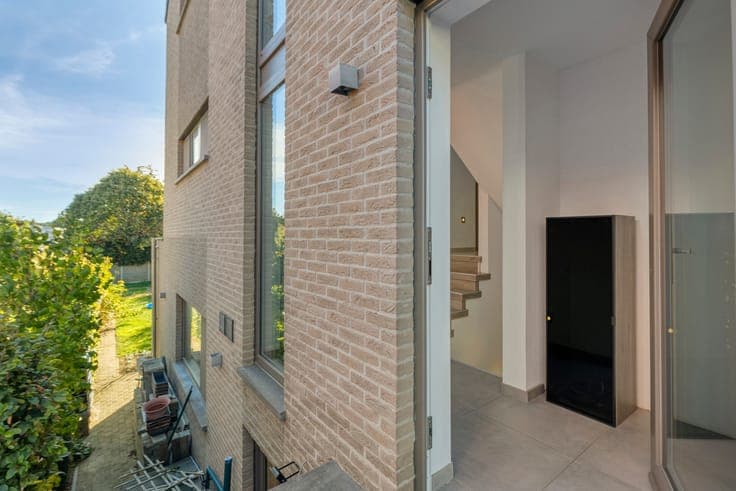 Energy-efficient home with 4 bedr, garage, and a fenced yard
