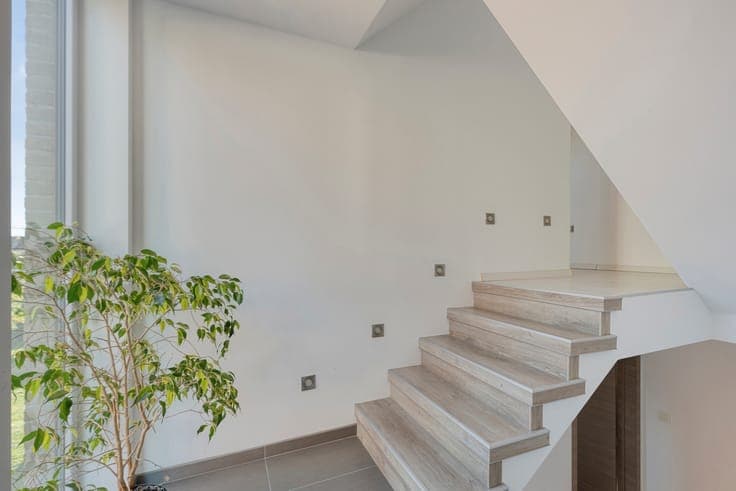 Energy-efficient home with 4 bedr, garage, and a fenced yard