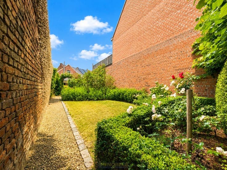 Te koop, Gezinswoning met loods van ca. 100 m² op central...