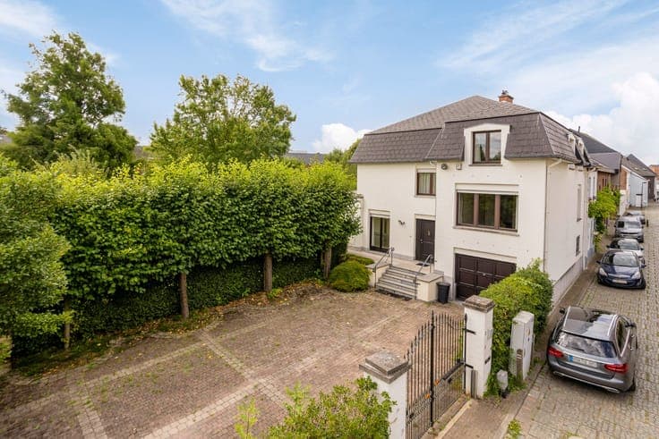 Charming semi-detached house on two plots, beautifully land