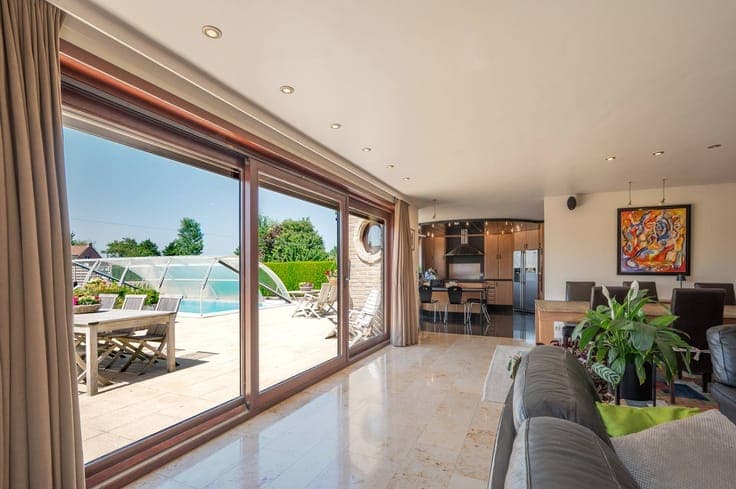 5 bedroom villa with pool for sale in Lissewege