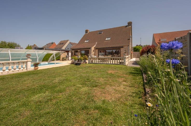 5 bedroom villa with pool for sale in Lissewege