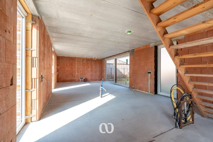 Spacious shell house with plenty of possibilities!