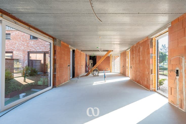 Spacious shell house with plenty of possibilities!