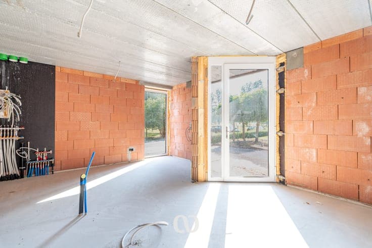Spacious shell house with plenty of possibilities!