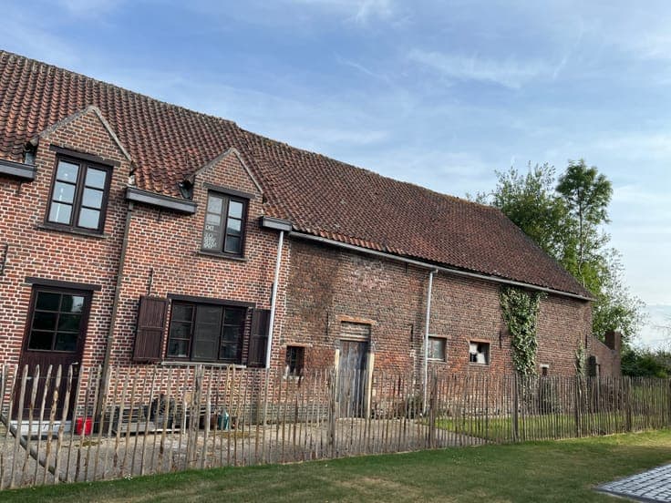 Characterful house on 2,404 m², subdivision possible.